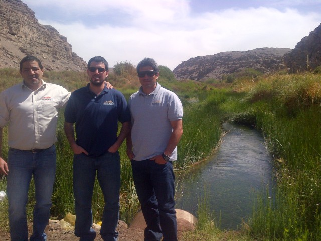Miguel Péndola, Claudio Galleguillos y Ricardo Cerda, a las orillas del Río Loa.